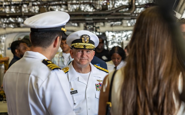 NAVAL DISTRICT WASHINGTON VISITS MARINETTE