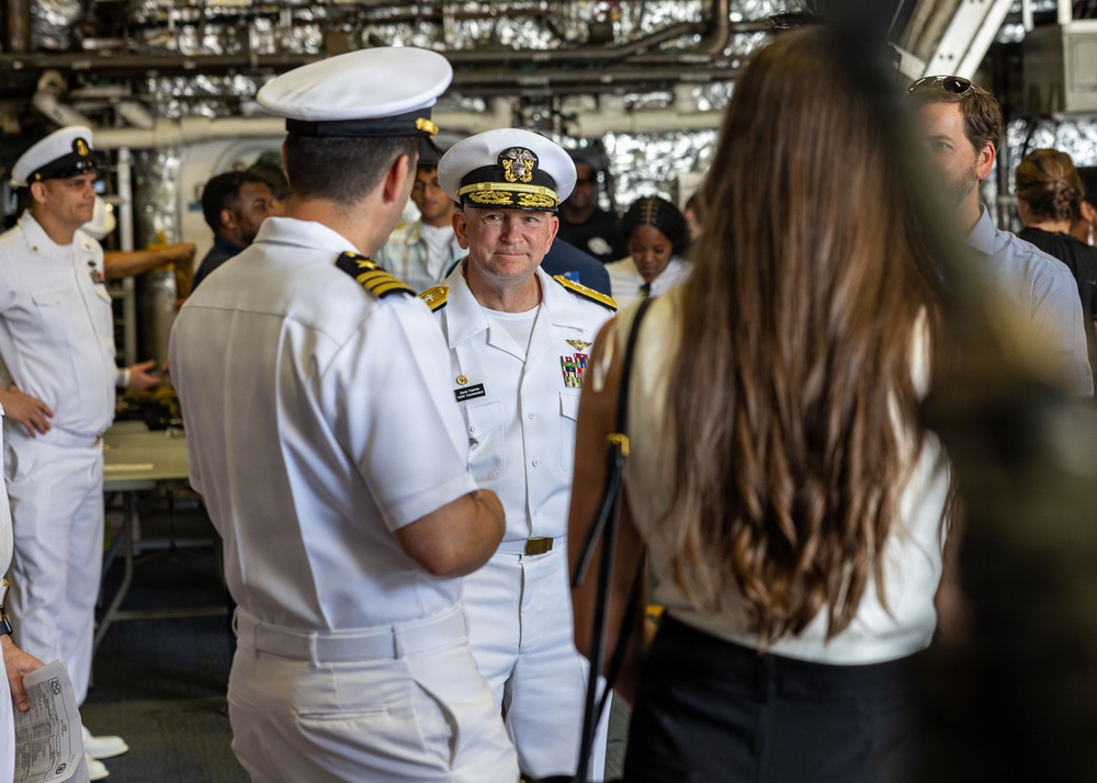 NAVAL DISTRICT WASHINGTON VISITS MARINETTE
