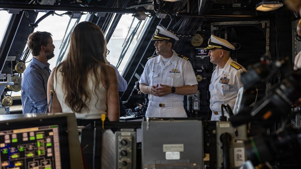 NAVAL DISTRICT WASHINGTON VISITS MARINETTE