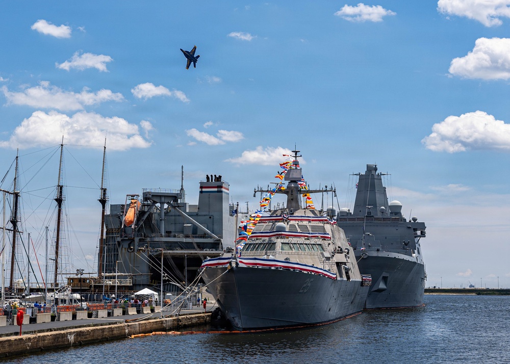 NAVAL DISTRICT WASHINGTON VISITS MARINETTE