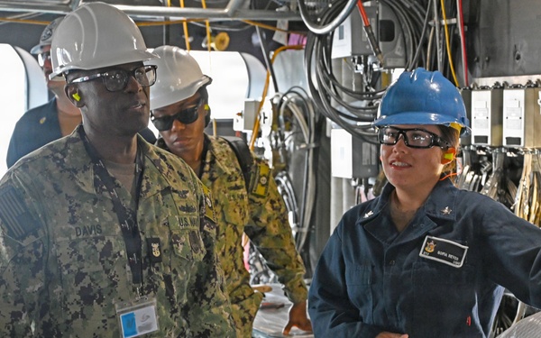 U.S. Pacific Fleet Master Chief Don Davis conducts battlespace circulation in NRNW