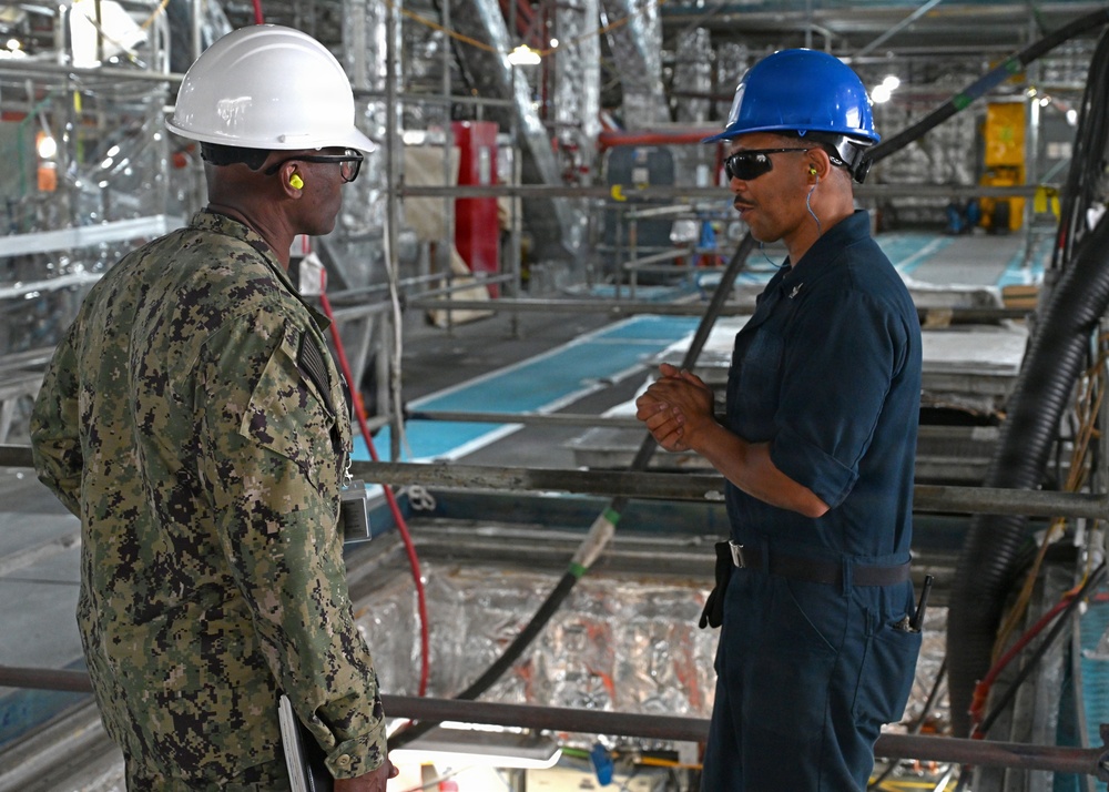 U.S. Pacific Fleet Master Chief Don Davis conducts battlespace circulation in NRNW