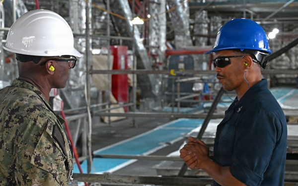 U.S. Pacific Fleet Master Chief Don Davis conducts battlespace circulation in NRNW
