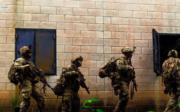 25th Infantry Division Conducts Air Assault and Urban Operations Training