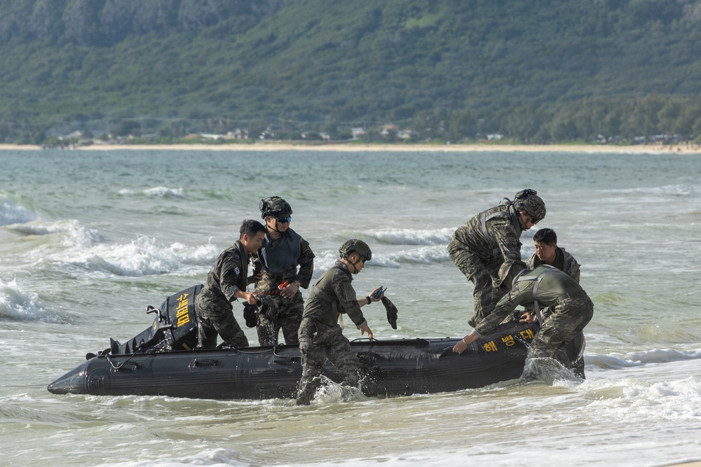 U.S. Marines, ROK Marines coordinate KAAV ship-to-shore movements