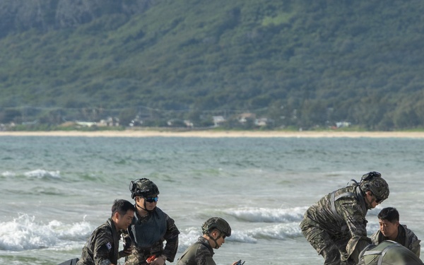 U.S. Marines, ROK Marines coordinate KAAV ship-to-shore movements