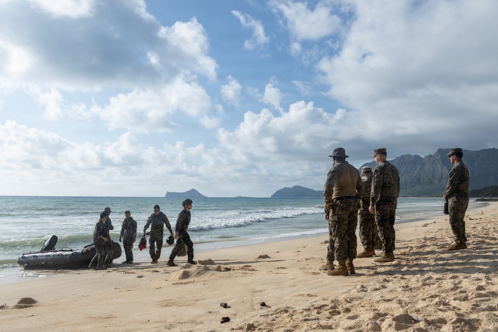 U.S. Marines, ROK Marines coordinate KAAV ship-to-shore movements