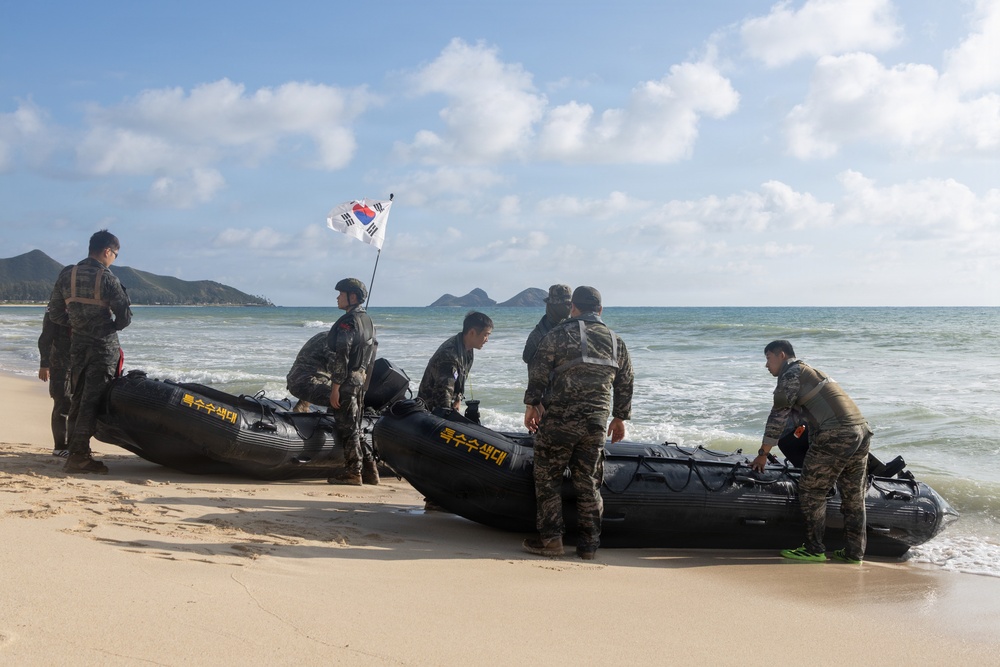 U.S. Marines, ROK Marines coordinate KAAV ship-to-shore movements