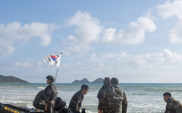 U.S. Marines, ROK Marines coordinate KAAV ship-to-shore movements