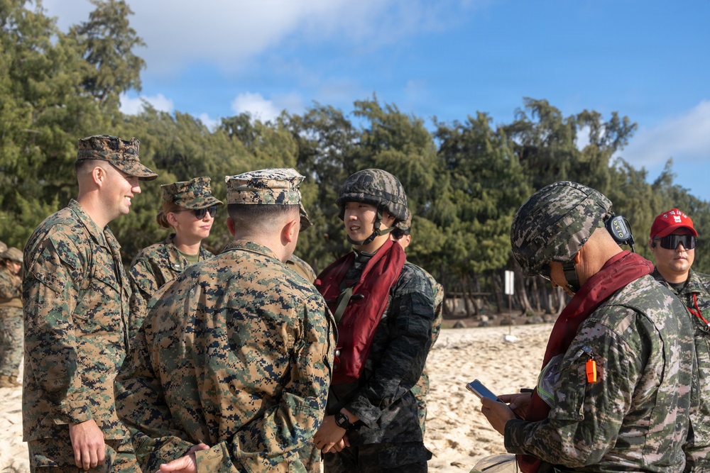 U.S. Marines, ROK Marines coordinate KAAV ship-to-shore movements