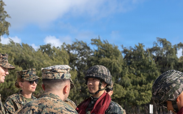 U.S. Marines, ROK Marines coordinate KAAV ship-to-shore movements