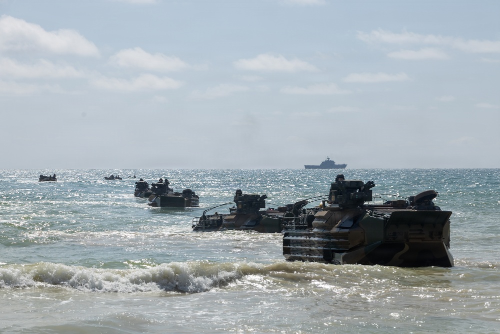 U.S. Marines, ROK Marines coordinate KAAV ship-to-shore movements