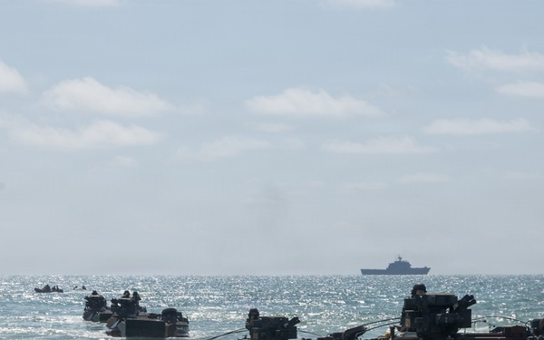 U.S. Marines, ROK Marines coordinate KAAV ship-to-shore movements