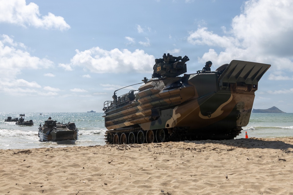 U.S. Marines, ROK Marines coordinate KAAV ship-to-shore movements