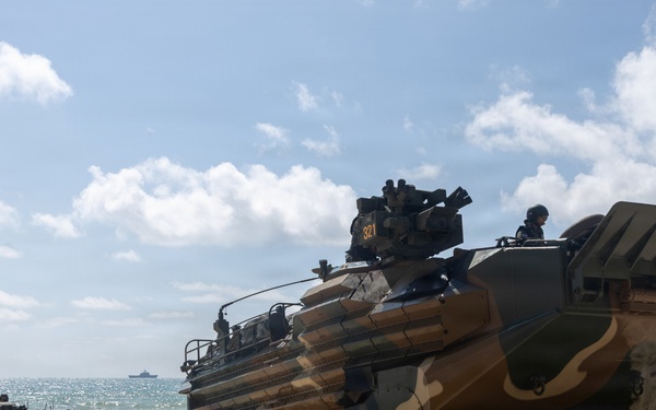 U.S. Marines, ROK Marines coordinate KAAV ship-to-shore movements
