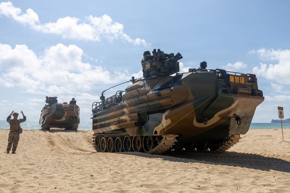 U.S. Marines, ROK Marines coordinate KAAV ship-to-shore movements