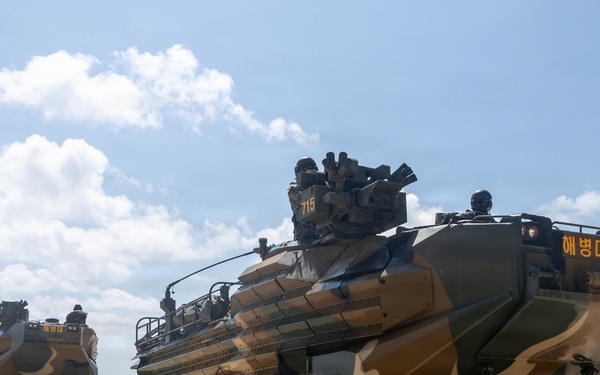 U.S. Marines, ROK Marines coordinate KAAV ship-to-shore movements
