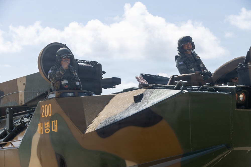 U.S. Marines, ROK Marines coordinate KAAV ship-to-shore movements