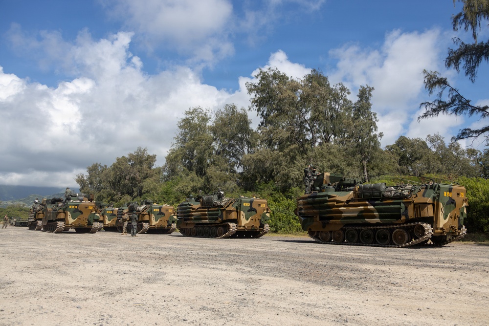 U.S. Marines, ROK Marines coordinate KAAV ship-to-shore movements