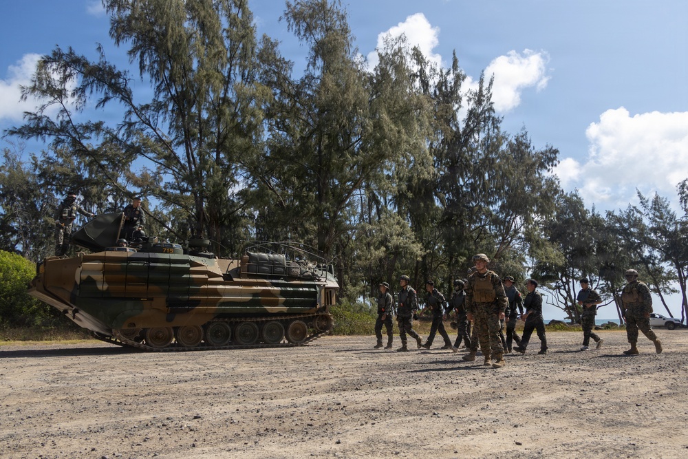 U.S. Marines, ROK Marines coordinate KAAV ship-to-shore movements