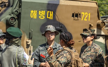 U.S. Marines, ROK Marines coordinate KAAV ship-to-shore movements