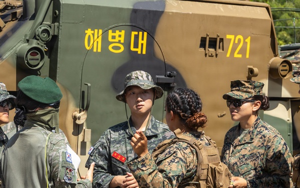U.S. Marines, ROK Marines coordinate KAAV ship-to-shore movements