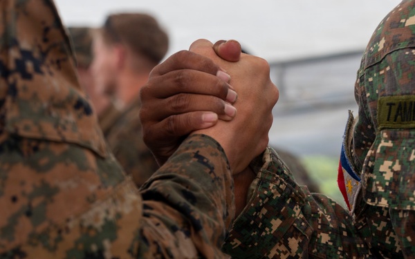 Philippine marines instruct 3rd Marine Littoral Combat Team on jungle survival during KAMANDAG 10