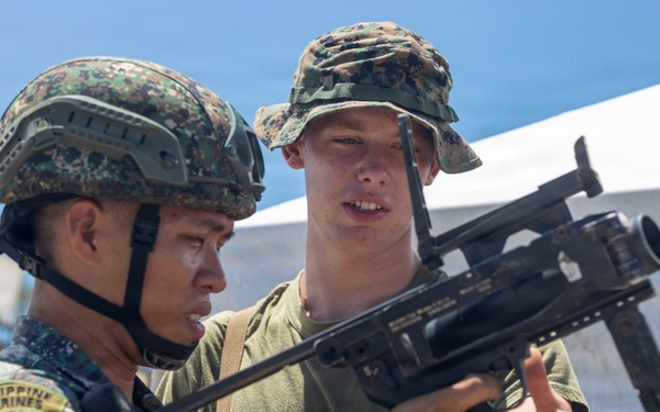 Philippine marines instruct 3rd Marine Littoral Combat Team on jungle survival during KAMANDAG 10