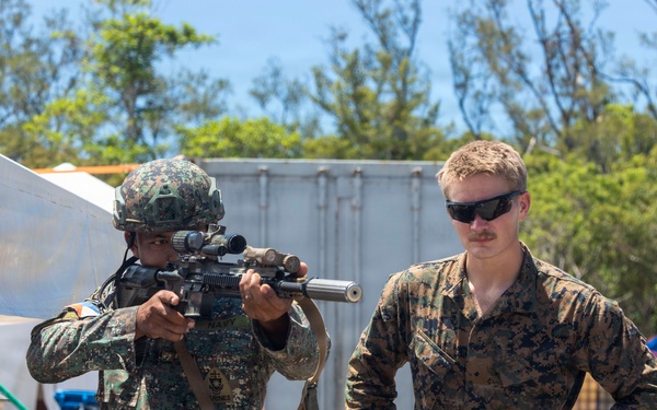 Philippine marines instruct 3rd Marine Littoral Combat Team on jungle survival during KAMANDAG 10