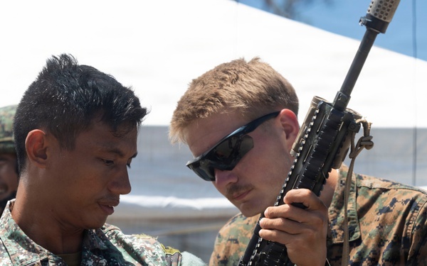 Philippine marines instruct 3rd Marine Littoral Combat Team on jungle survival during KAMANDAG 10