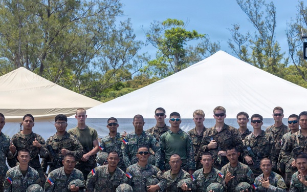 Philippine marines instruct 3rd Marine Littoral Combat Team on jungle survival during KAMANDAG 10