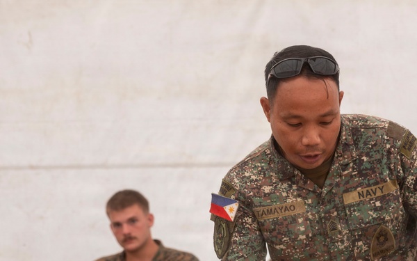 Philippine marines instruct 3rd Marine Littoral Combat Team on jungle survival during KAMANDAG 10