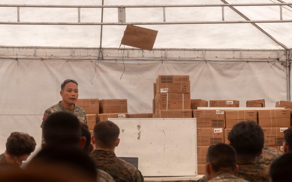 Philippine marines instruct 3rd Marine Littoral Combat Team on jungle survival during KAMANDAG 10