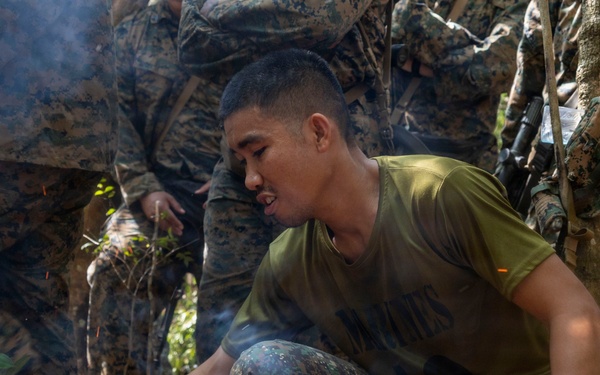 Philippine marines instruct 3rd Marine Littoral Combat Team on jungle survival during KAMANDAG 10