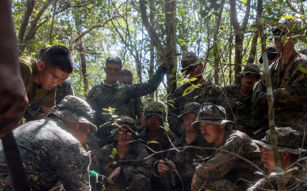 Philippine marines instruct 3rd Marine Littoral Combat Team on jungle survival during KAMANDAG 10