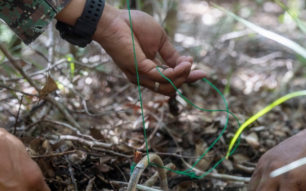 Philippine marines instruct 3rd Marine Littoral Combat Team on jungle survival during KAMANDAG 10