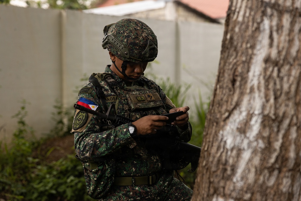 U.S. Marines Conduct Tactical Assault Kit Training with Philippine Marines
