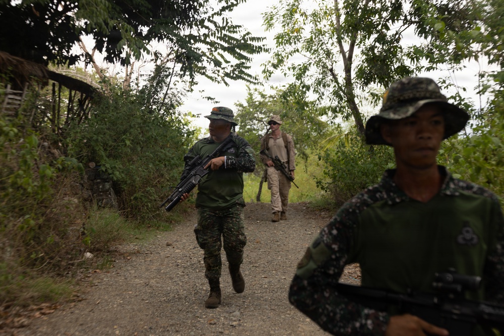 U.S., Philippine Marines participate in patrolling and ambush training during KAMANDAG 10