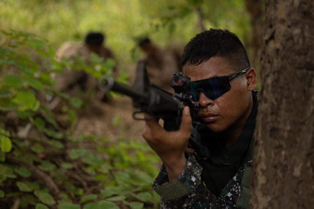 U.S., Philippine Marines participate in patrolling and ambush training during KAMANDAG 10