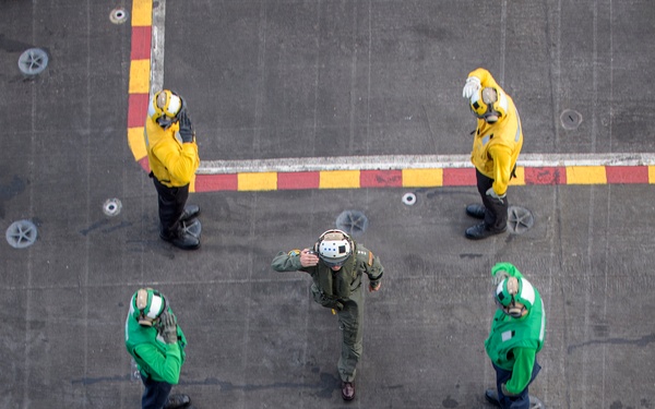 Nimitz Welcomes 2nd Fleet Commander during FLEETEX 250