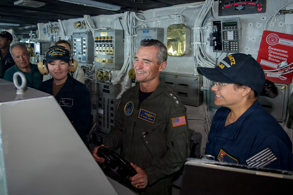 Nimitz Welcomes 2nd Fleet Commander during FLEETEX 250