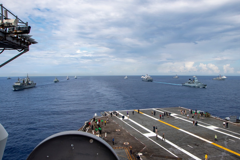 Nimitz Welcomes 2nd Fleet Commander during FLEETEX 250