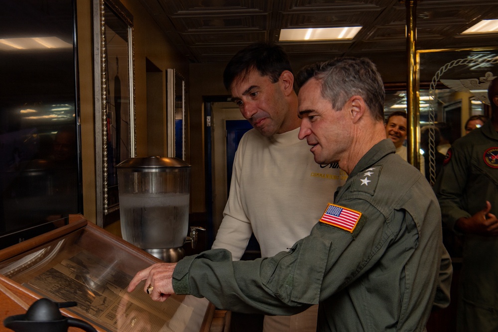 Nimitz Welcomes 2nd Fleet Commander during FLEETEX 250