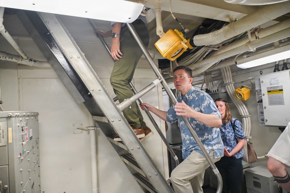 Congressional Chief of Staff Tours USS Arlington