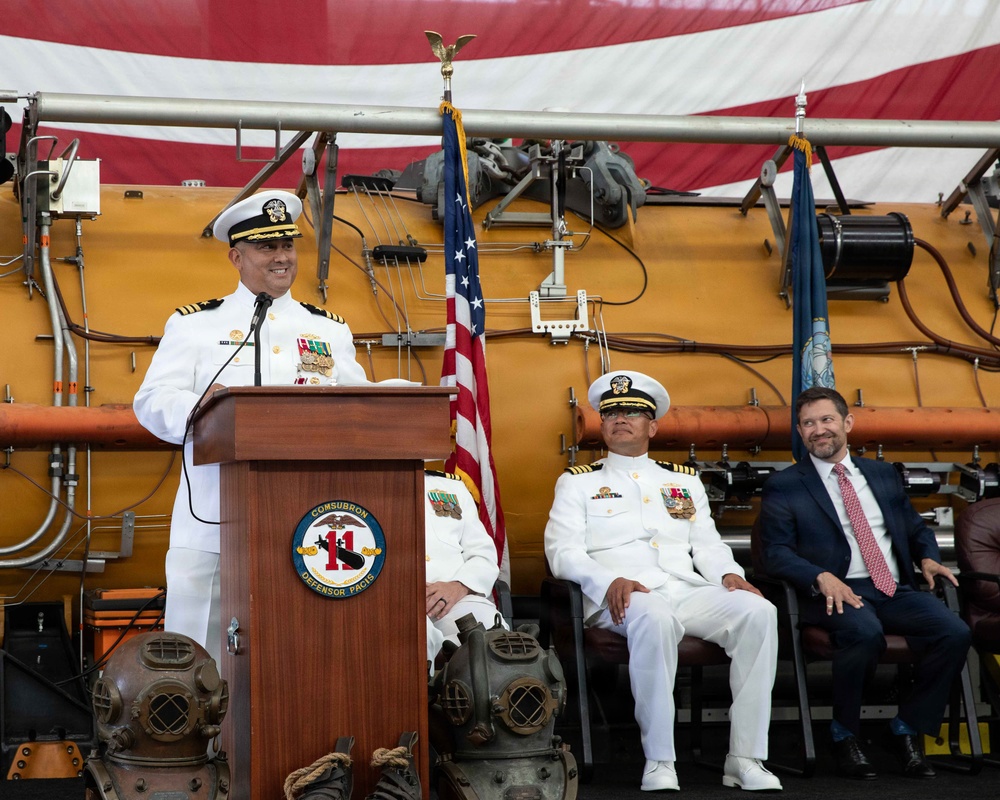 Undersea Rescue Command holds Change of Command Ceremony