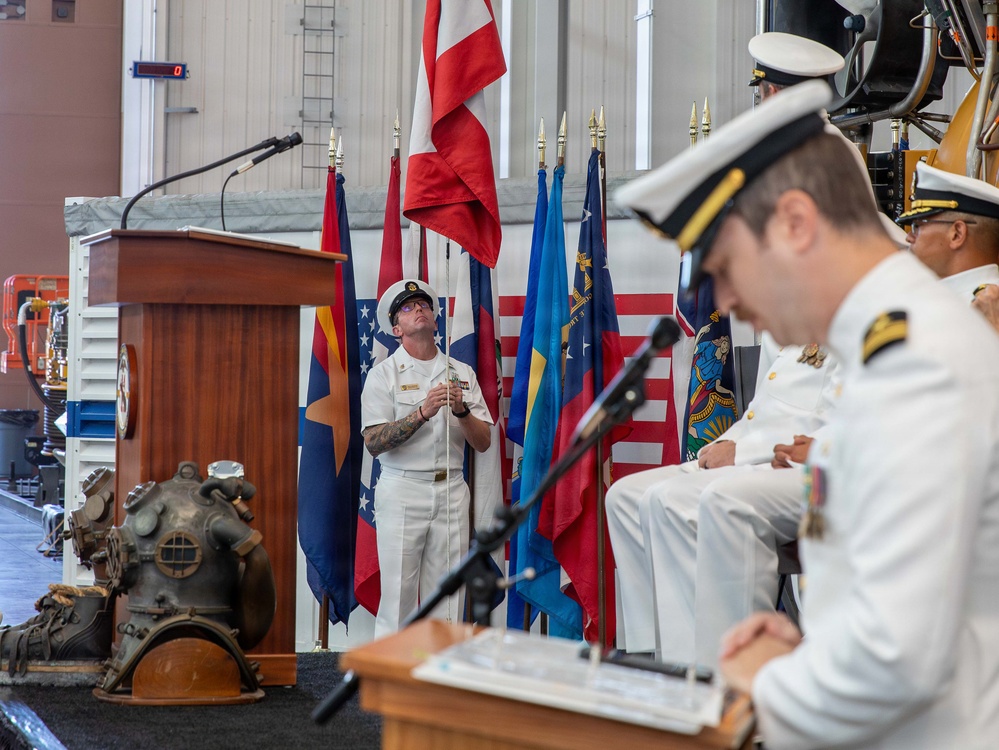Undersea Rescue Command holds Change of Command Ceremony