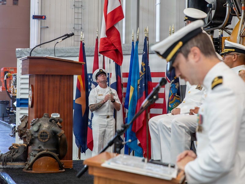 Undersea Rescue Command holds Change of Command Ceremony