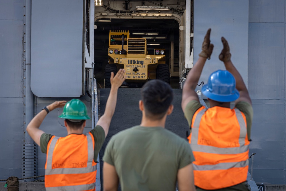 U.S. Marines aboard USS Essex offload cargo