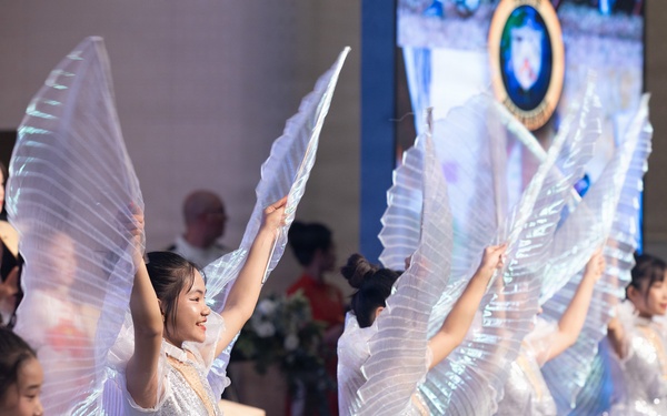 Vietnam’s Blue Star Center Performers Dance!