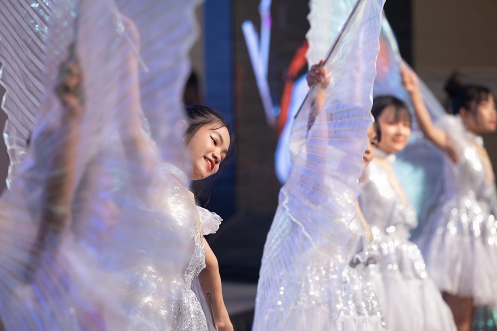 Vietnam’s Blue Star Center Performers Dance!